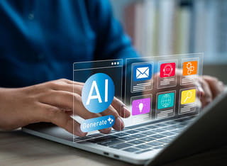 Investisseur débutant en cryptomonnaies explorant les fondamentaux des transactions automatisées par intelligence artificielle