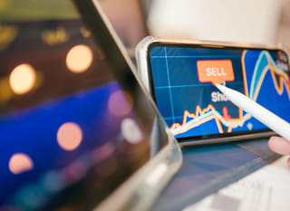 Spécialiste opérant sur plusieurs marchés, étudiant Bitcoin, Ethereum et les possibilités forex